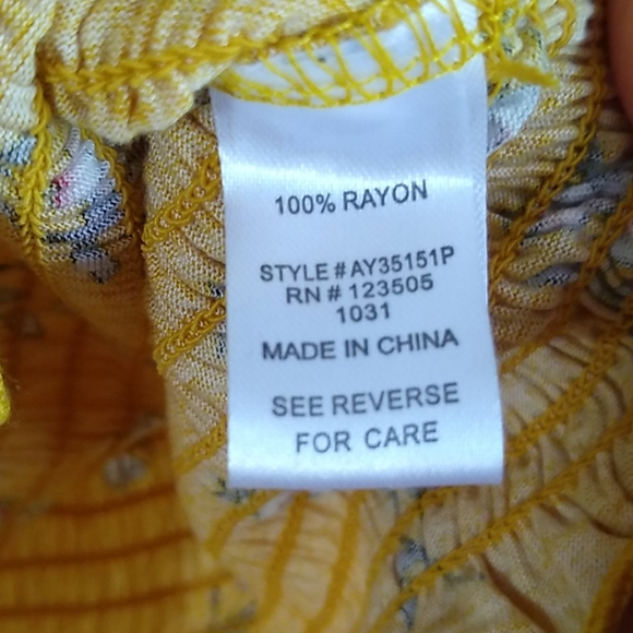 Heart's Hips smocked top size medium - Picture 9 of 9